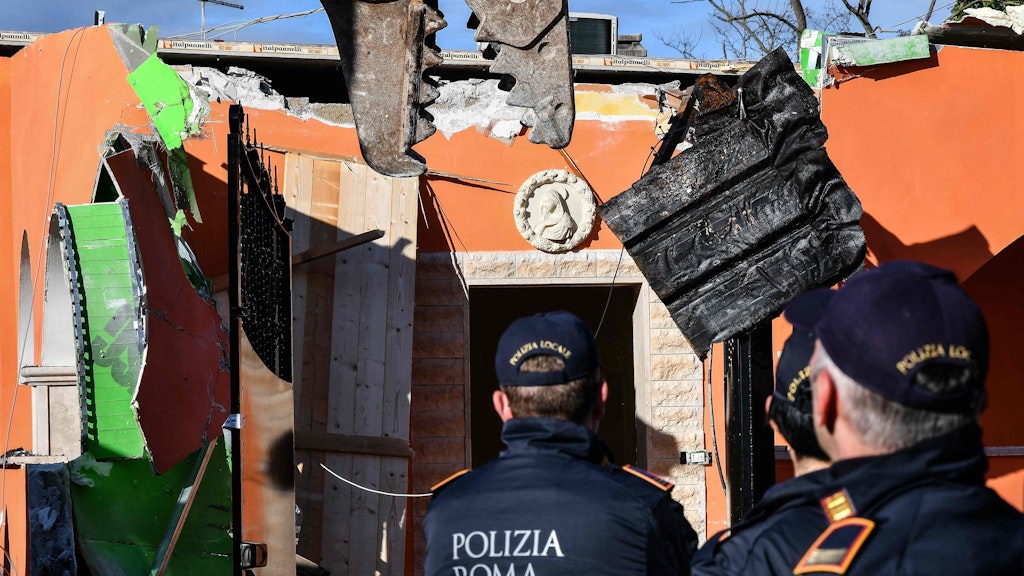 2018 ordnete Roms Bürgermeisterin Virginia Raggi den Abriss von acht illegal errichteten Casamonica-Villen an – einschließlich ihrer Kronleuchter, Porzellantiger, Throne und nachgemachten Fresken.
