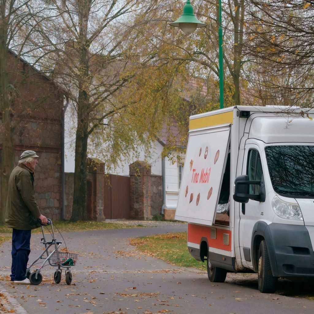 Tina fährt mit dem Bäckerwagen in die Nester nördlich von Berlin. 