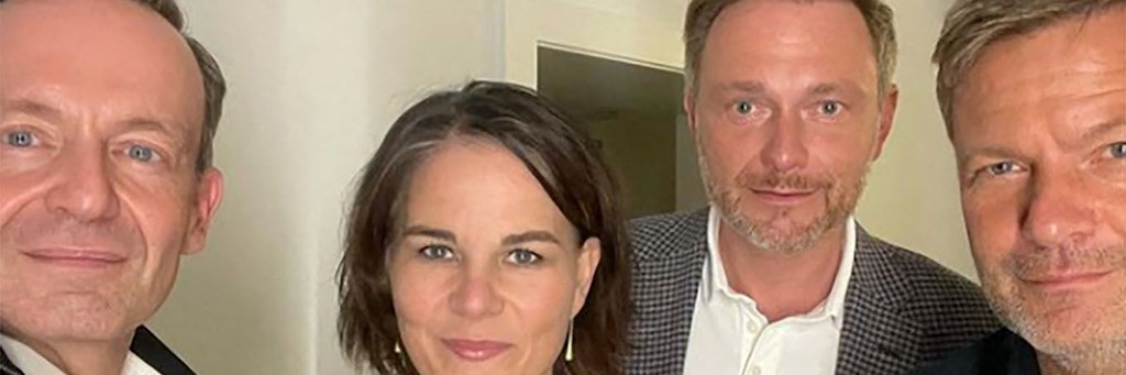 Alle vier Teilnehmer des Geheimtreffens veröffentlichten dasselbe Bild mit demselben Text auf ihren Internet-Accounts: FDP-Vize Volker Wissing (v.l.n.r.) Grünen-Spitzenkandidatin Annalena Baerbock, FDP-Chef Christian Lindner sowie Grünen-Ko-Vorsitzender Robert Habeck.