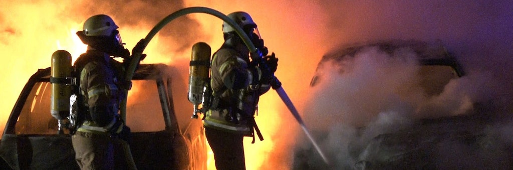 Feuerwehrmänner löschen einen Serienbrand in Berlin (Archivfoto).