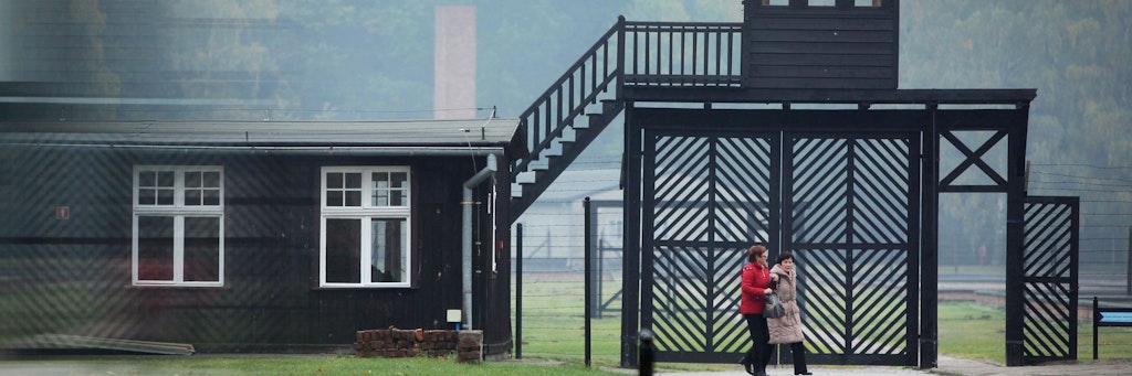 Besucher gehen am Eingang des Stutthof Museums in Sztutowo (Polen) vorbei, in dem an die Verbrechen im ehemaligen deutschen Konzentrationslager Stutthof erinnert wird.