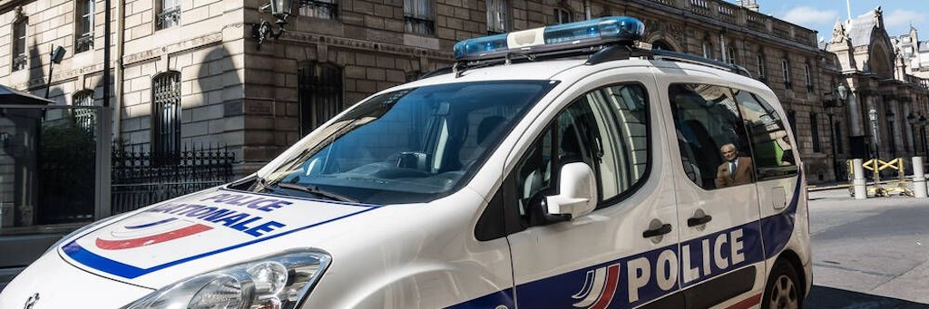 Seit 2013 lud der Rentner immer wieder unbekannte Männer ein, sich an seiner Frau zu vergehen. Dann nahm ihn die Polizei endlich fest.