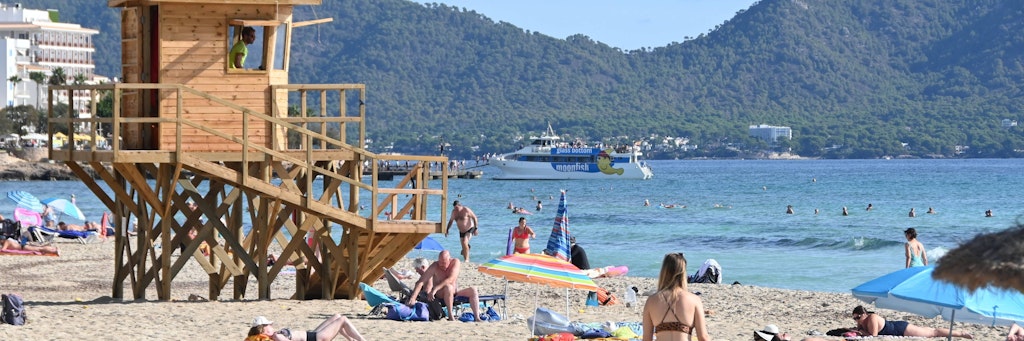 Die Bucht von Cala Millor auf Mallorca in diesen Tagen. In Spanien liegt die Corona-Inzidenz derzeit unter der von Deutschland.