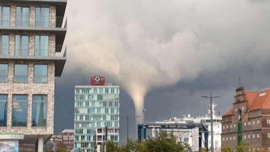 Das Videostandbild zeigt einen Tornado am frühen Abend über Kiel. 