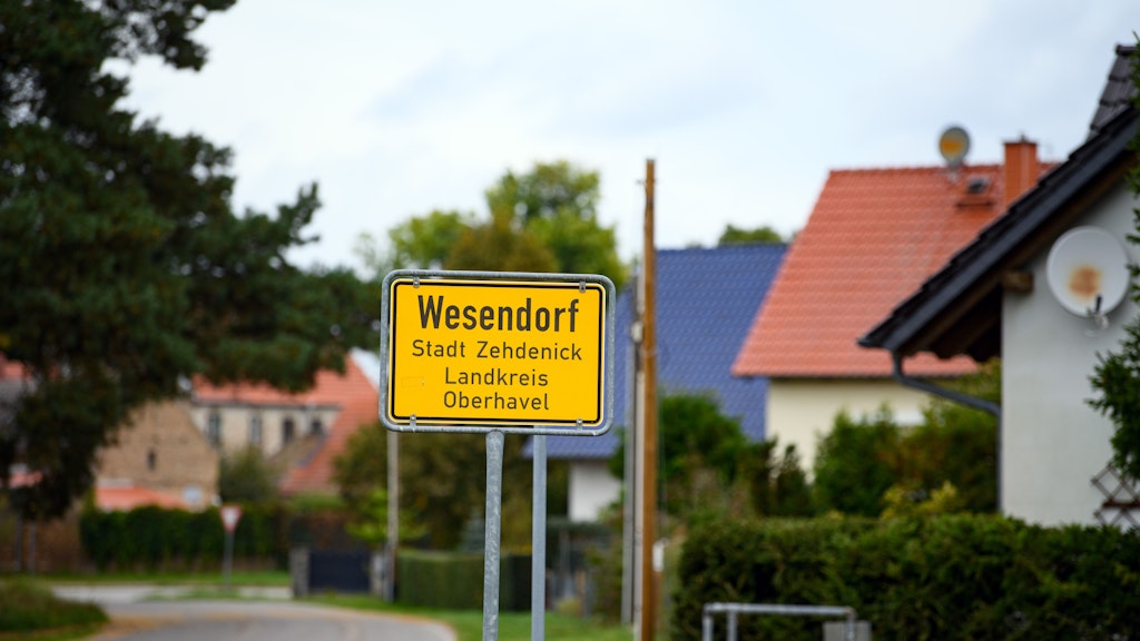 Bedrohte Idylle: Wohnhäuser sind hinter dem Ortseingangsschild von Wesendorf zu sehen. Kurz vor dem Dorf soll mit Probebohrungen nach Erdgas begonnen werden.