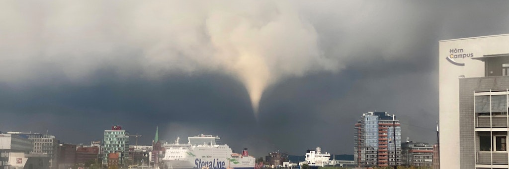 Ein Tornado ist am frühen Abend über Kiel zu sehen. Der Tornado hat nach Angaben der Polizei am frühen Mittwochabend in Kiel mehrere Menschen durch die Luft gewirbelt und ins Wasser gespült.