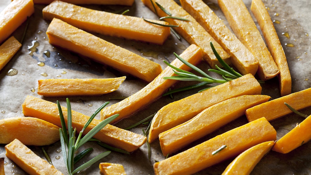 Im Ofen kann man die Pommes wesentlich gesünder zubereiten als in der Fritteuse. 