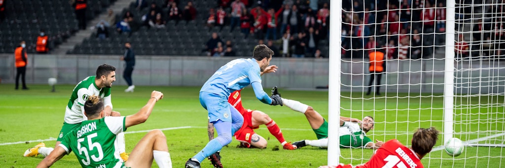 Unions Kevin Behrens schaut durchs Tornetz, wie Andreas Voglsammer (verdeckt) seine Vorlage zum 1:0 nutzte. Später konnte er selber noch treffen und wurde zum Man of the Match gekürt. 