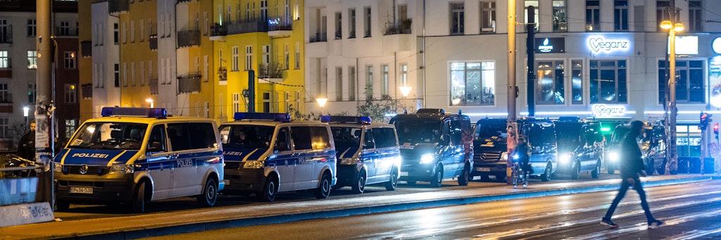 Mehrere Einsatzfahrzeuge der Polizei stehen in der Silvesternacht auf der Warschauer Brücke.