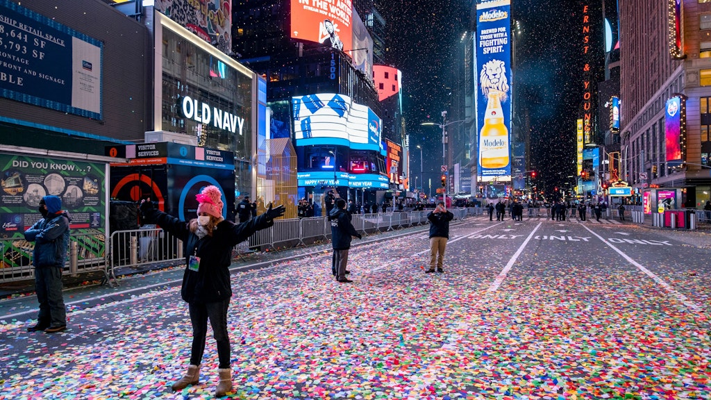 Jaclyn Bernstein, die zu den nur wenige Dutzend geladenen Gästen zählt, steht in den ersten Minuten des neuen Jahres im Konfettiregen auf dem New Yorker Times Square. 