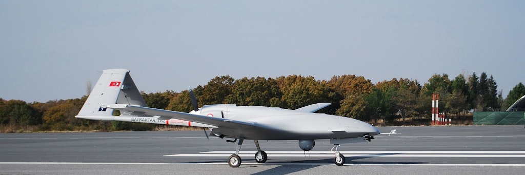 Eine Kampfdrohne aus türkischer Produktion. Unbemannte Flugzeuge dieses Typs sollen im Krieg um Berg-Karabach von Aserbaidschan eingesetzt worden sein.