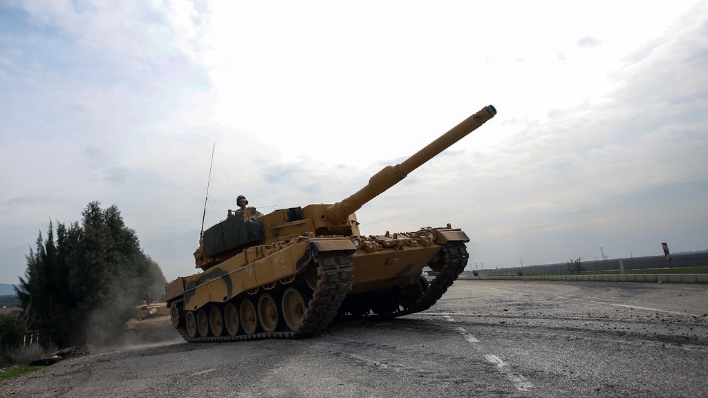Ein Leopard-Panzer der türkischen Armee auf dem Weg nach Syrien. Nach starkem Rückgang sind die deutsche Waffenexporte in die Türkei zuletzt wieder gestiegen.