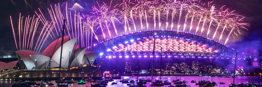 Am Hafen und Opernhaus von Sydney in Australien waren beim Feuerwerk diesmal keine Zuschauer zugelassen. Es dauerte nur sieben Minuten statt wie im Vorjahr zwölf.