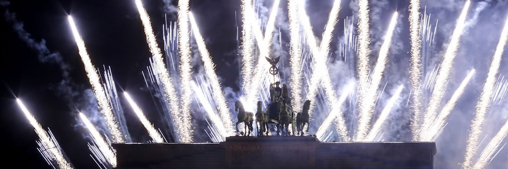 Am Brandenburger Tor wurde mit einem Feuerwerk, aber ohne Zuschauer, das neue Jahr 2021 begrüßt.