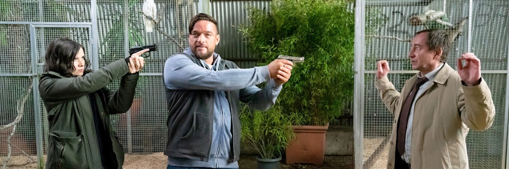 Pattsituation im Neujahrs-„Tatort“: Kira Dorn (Nora Tschirner) stellt John Geist (Ronald Zehrfeld, M), dieser bedroht Kurt Stich (Thorsten Merten) in einer Szene des Tatort.