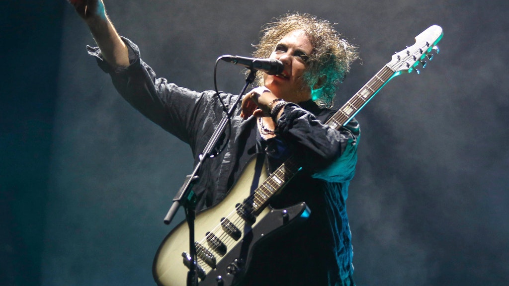 Sänger und Gitarrist Robert Smith, Mitbegründer der Rockband The Cure, bei einem Auftritt.
