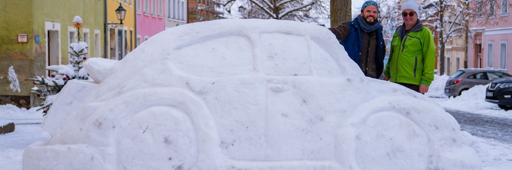 Eberhard Burger (r.) und sein Nachbar Stefan Parnt stehen in Lichtenberg neben ihrem aus Schnee erbauten „Käfer“.