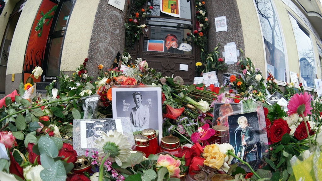 Zahlreiche Blumen liegen für den verstorbenen Popstar David Bowie vor dem Hauseingang Hauptstraße 155 am 15.01.2016 in Berlin-Schöneberg. Bowie wohnte während seiner Zeit in Berlin an dieser Adresse. 