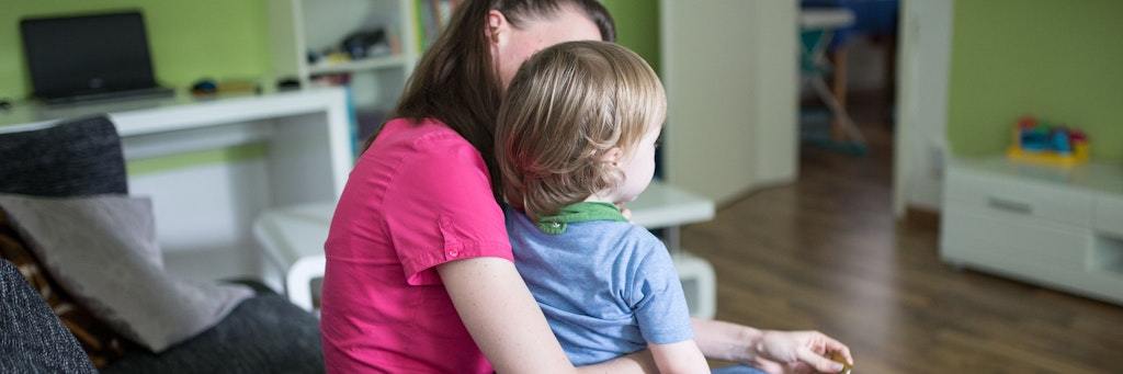 Frauen müssen in der Corona-Pandemie oft neben der Arbeit auch das Homeschooling und die Ganztagsbetreuung ihrer Kinder übernehmen.