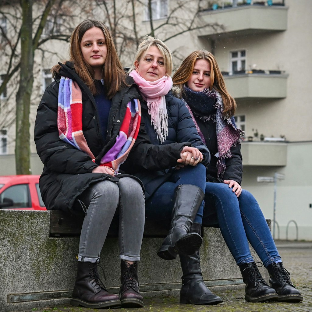 Nora (l.), ihre Mutter Shirley und Schwester Lina. 