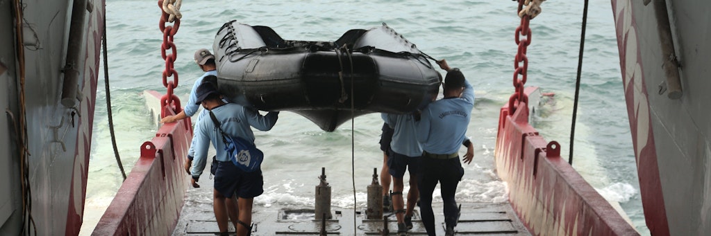 Taucher der Marine bei der Suche nach dem Flugzeug