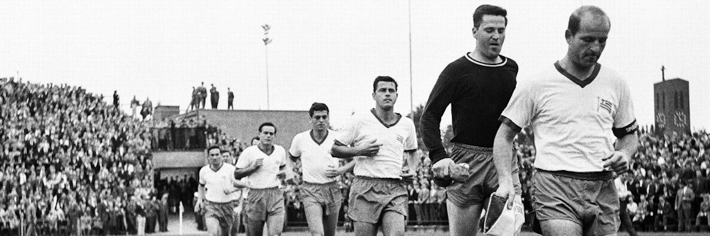 Tasmanias Kapitän Hans-Günter Becker (r.) beim Einlaufen ins Stadion in der Saison 1985/66.