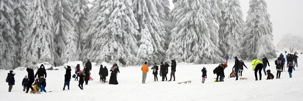 Wintersportler auf einer Rodelpiste im Harz.