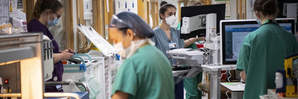 Krankenschwestern arbeiten auf einem Korridor einer Akut-Station im St. Georges Krankenhaus in London.