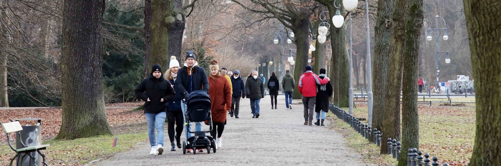 Viele Berliner zieht es an diesem Sonntag in den Tiergarten- trotz verstärkter Kontaktbeschränkungen.