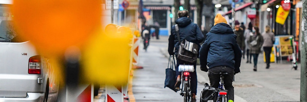 Der Pop-up-Radweg auf dem Kottbusser Damm in Kreuzberg. Wo Rad fahren früher gefährlich war, wird nun auch bei Kälte geradelt. 2021 wird aus dem Provisorium eine dauerhafte Einrichtung.