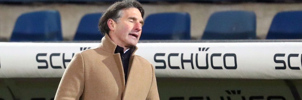 Trainer Bruno Labbadia macht lieber die Augen zu, weil Herthas Profis in Bielefeld einfach zu schlecht waren.