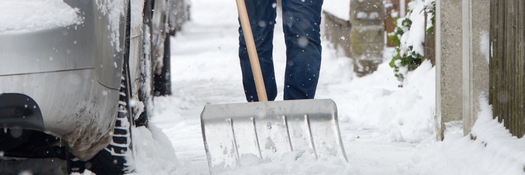 Hilft alles nichts: Wenn es schneit, muss geschippt werden. Mit der richtigen Schippe geht's leichter.