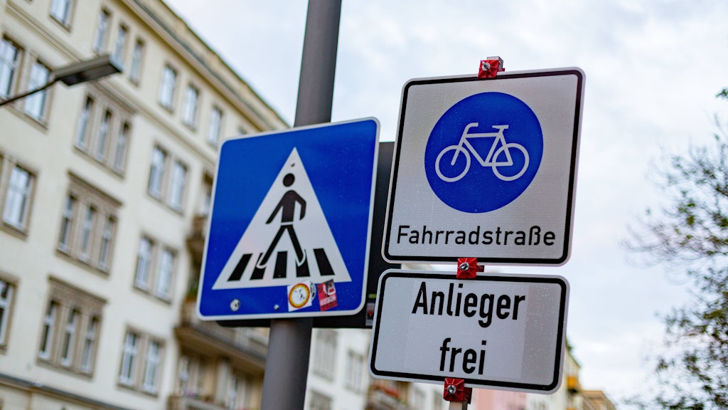 Hier darf nebeneinander geradelt werden, und es gilt Tempo 30: Die Palisadenstraße in Friedrichshain wurde 2020 als Fahrradstraße ausgeschildert. 2021 soll aus dem Provisorium eine dauerhafte Einrichtung werden.