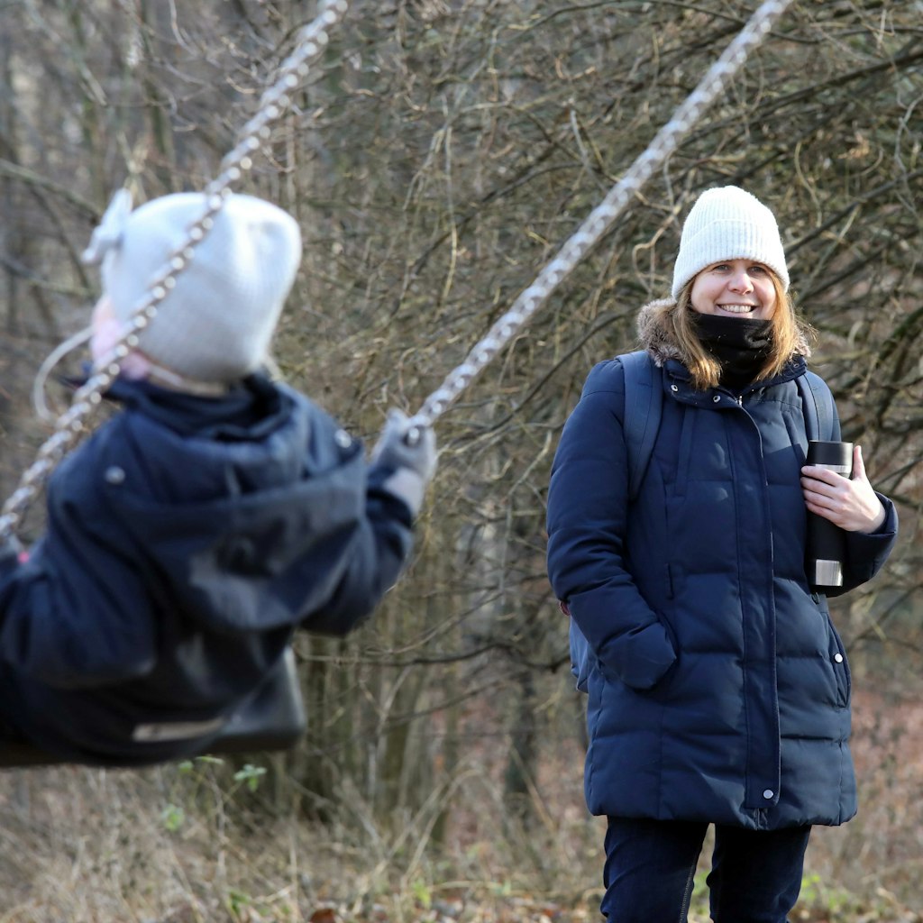Katharina Richwien (38) aus Prenzlauer Berg ist mit ihren Kindern auf dem Spielplatz im Tiergarten. In ihrem Kiez ist es ihr zu voll.