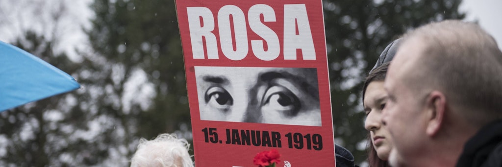 Teilnehmer der Luxemburg Liebknecht Demonstration am 13.01.2019 am Grabmal von Rosa Luxemburg und Karl Liebknecht, der Gedenkstätte der Sozialisten in Berlin-Friedrichsfelde. 
