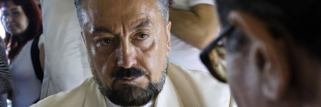 Der umstrittene Fernsehprediger und Sektenführer Adnan Oktar 2007 in Istanbul. 