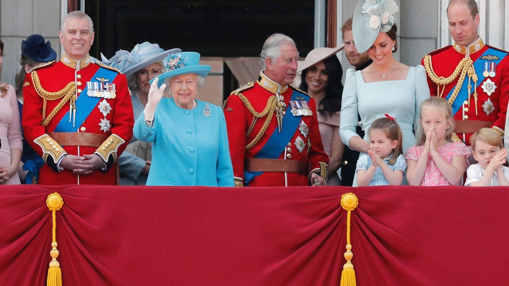 Prinz Andrew, Königin Elizabeth II., Prinz Charles, Herzogin Meghan, Prinz Harry, Herzogin Kate und Prinz William stehen nach der Militärparade „Trooping the Colour“ anlässlich des 92. Geburtstags der britischen Königin auf dem Balkon des Buckingham Palace. 