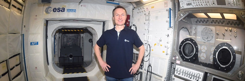 Der Astronaut Matthias Maurer steht in einem Trainingsmodul. Ende des Jahres wird er auf der echten ISS einziehen.