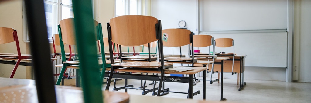  In einem Klassenzimmer des John-Lennon-Gymnasiums in Mitte stehen die Stühle auf den Tischen. Zugunsten einiger Schüler will Senatorin Scheeres (SPD). 
