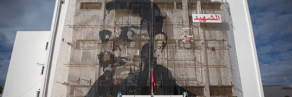 Ein Postamt in der tunesischen Kleinstadt Sidi Bouzid zeigt das Porträt Mohammend Bouazizis, der sich 2010 selbst verbrannte.