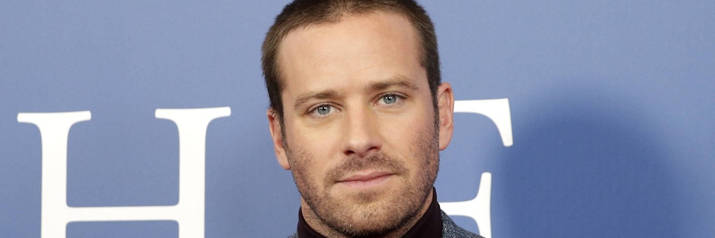 Schauspieler Armie Hammer sorgt derzeit für Schlagzeilen, die allerdings nichts mit seiner Schauspielerei zu tun haben.
