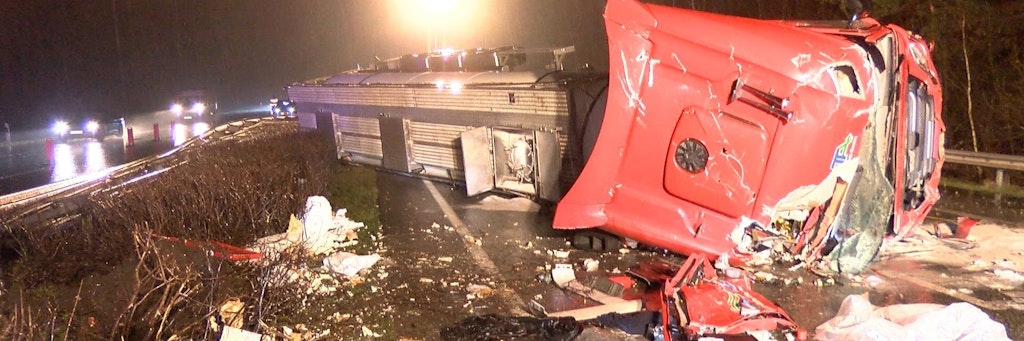Schwerer Unfall bei Walsrode: Der Lkw krachte gegen die Leitplanke und verlor seine Ladung.