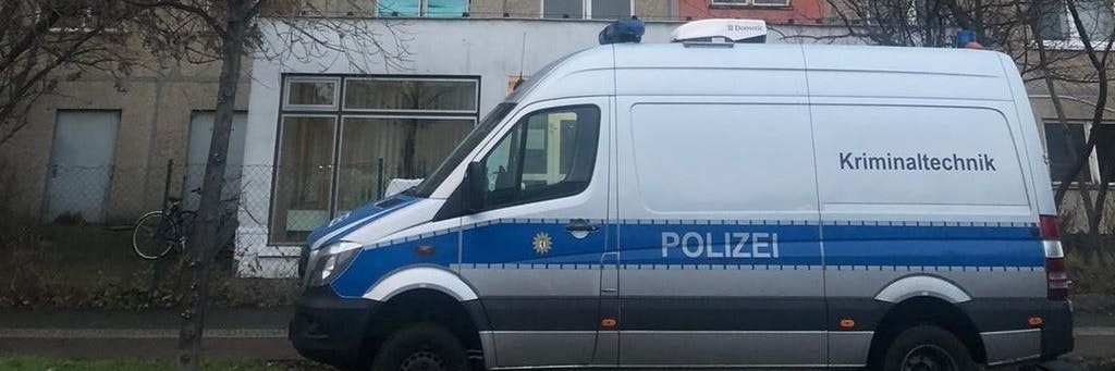 Kriminaltechniker haben am Montag stundenlang nach Beweisen an der Nüßlerstraße gesucht.