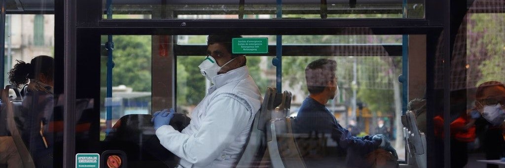 Fahrgäste mit Mund-Nasen-Schutz sitzen am Bahnhof Intermodal in einem Bus.