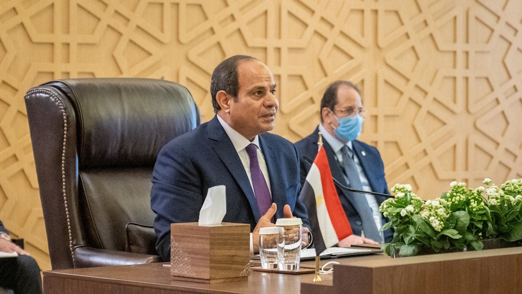 General Abdel Fattah al-Sisi putschte 2013 gegen den islamistischen Präsidenten Mohammed Mursi, ließ sich zum Präsidenten wählen und regiert autoritär. 