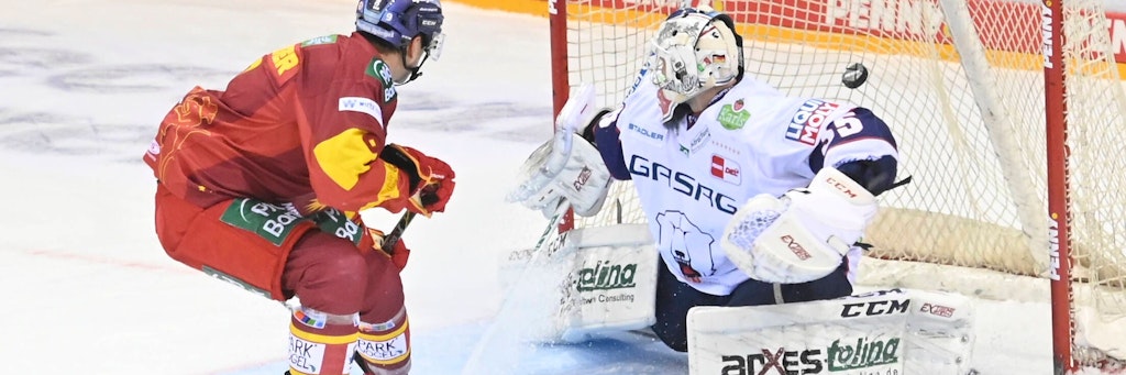 Die Entscheidung: Maximilian Kammerer überwindet Eisbären-Torwart Mathias Niederberger zum 5:4 in der Verlängerung.
