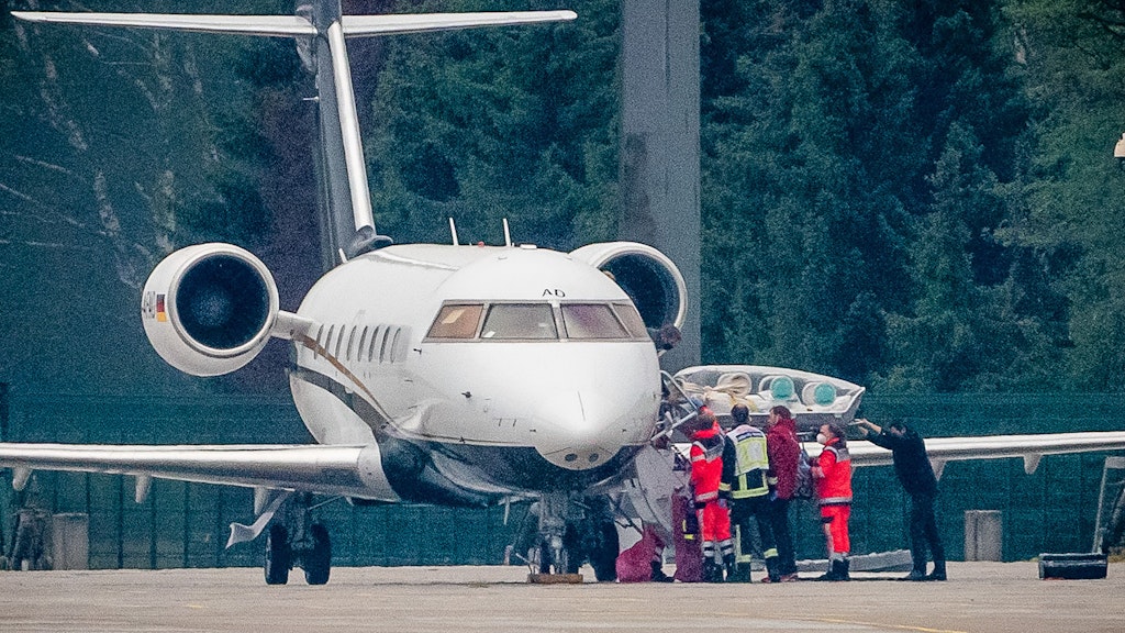 Alexej Nawalny war am 22. August mit einem Rettungsflugzeug bewusstlos aus Omsk nach Berlin geflogen worden, lag in einer sargähnlichen Transporthülle.