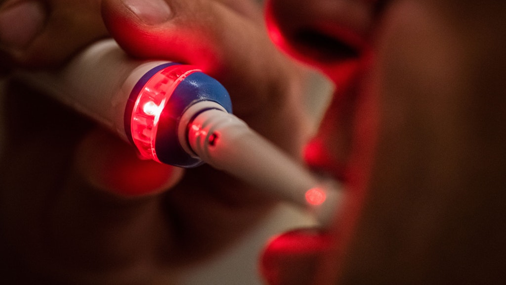 Nicht so grob! Manche Modelle warnen mit einem Lichtsignal, wenn man beim Putzen zu fest aufdrückt.