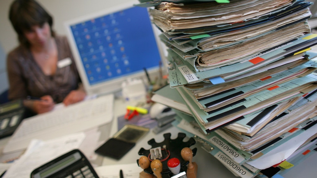 Blick in eine Amtsstube: Bei der Umstellung waren nicht nur die Rechner das Problem, auch spezielle Behördenprogramme mussten dem neuen System angepasst werden.