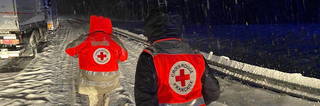 Rettungskräfte sind bei Bellegarde auf dem Weg zu Lkw-Fahrern, die sich festgefahren haben.
